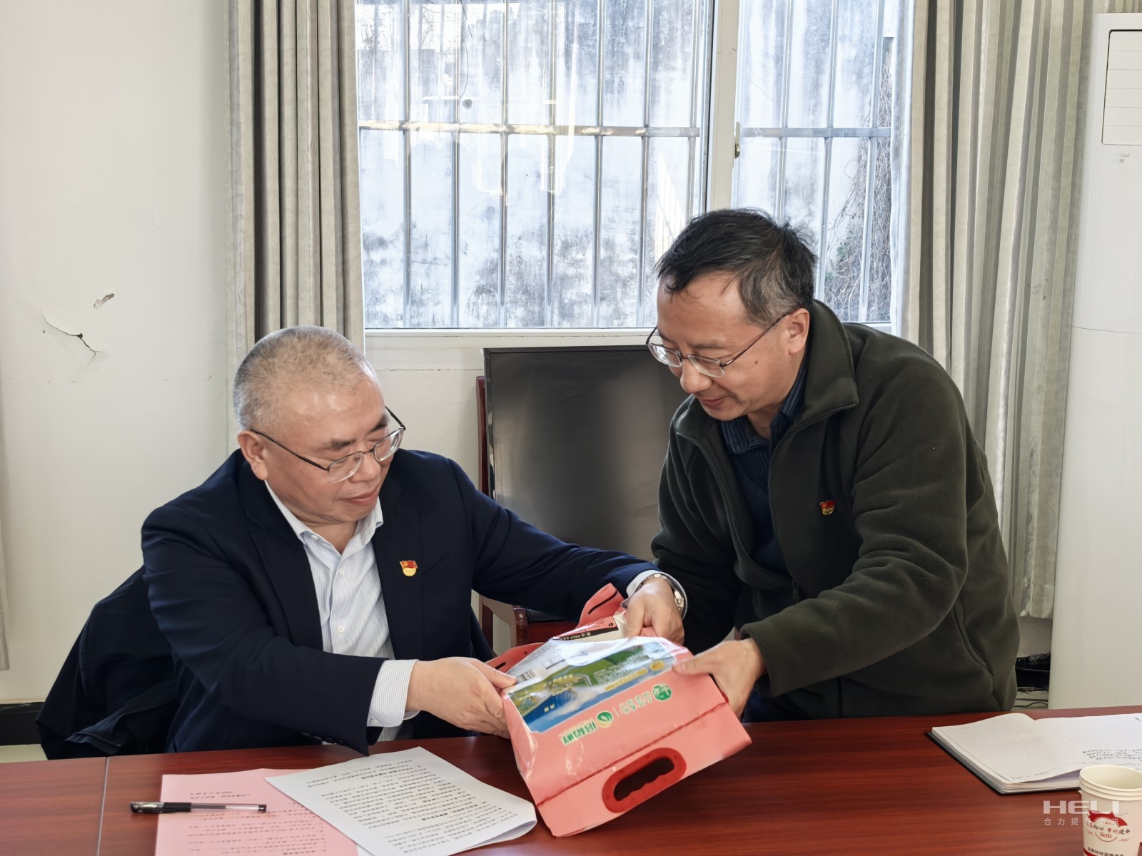 杨安国听取驻村干部介绍消费帮扶生态稻米.jpg 杨安国听取驻村干部介绍消费帮扶生态稻米.jpg